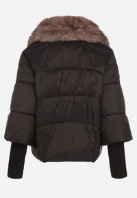 Born2be - Czarna Zimowa Kurtka Pikowana z Futrzanym Kołnierzem i Wysokimi Ściągaczami Tilastra. Okazja: na co dzień, na spotkanie biznesowe, do pracy. Kolor: czarny. Materiał: futro. Długość: krótkie. Sezon: zima. Styl: casual, biznesowy #4