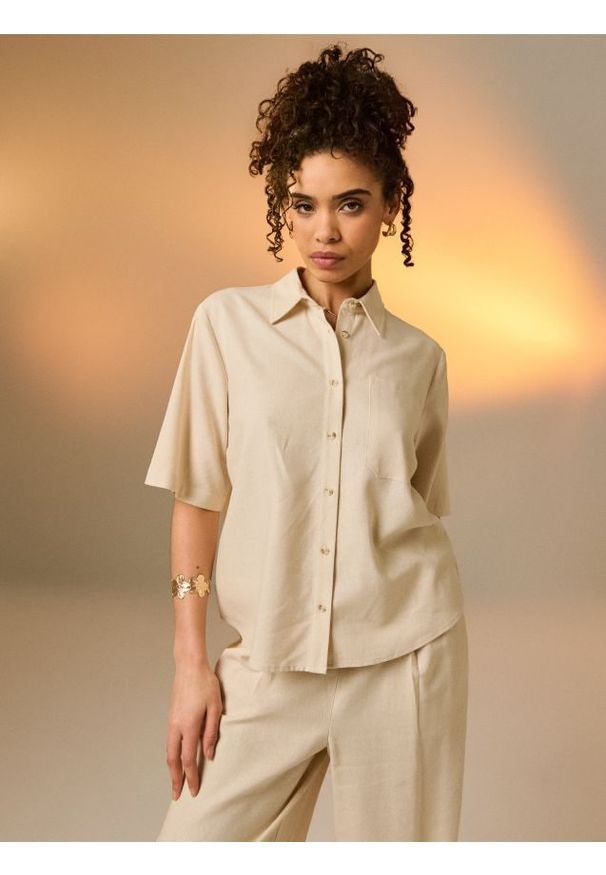 Sinsay - Wiskozowa koszula z krótkim rękawem z domieszką lnu - beżowy. Kolor: beżowy. Materiał: wiskoza, len. Długość rękawa: krótki rękaw. Długość: krótkie