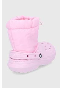 Crocs Śniegowce kolor różowy. Nosek buta: okrągły. Kolor: różowy. Materiał: guma. Obcas: na obcasie. Wysokość obcasa: niski