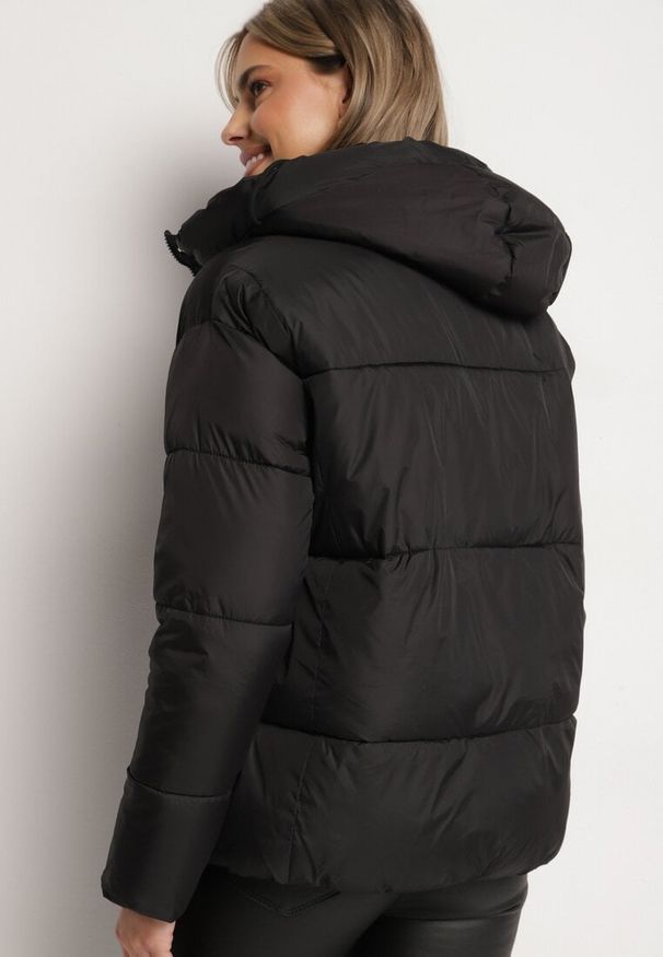 Born2be - Czarna Pikowana Kurtka o Pudełkowym Kroju z Kapturem i Kieszeniami Alissan. Typ kołnierza: kaptur. Kolor: czarny. Materiał: jeans. Sezon: zima