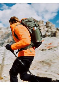 4f - 4F Kurtka puchowa trekkingowa z wypełnieniem syntetycznym męska - czerwona L. Typ kołnierza: kołnierzyk stójkowy. Kolor: czerwony. Materiał: syntetyk, puch. Technologia: Primaloft. Wzór: gładki. Sport: turystyka piesza, wspinaczka #1