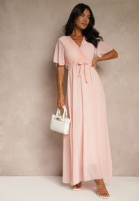 Renee - Jasnoróżowa Sukienka Maxi bez Rękawów z Gumką w Talii z Plisowanej Tkaniny Pesstia. Kolor: różowy. Materiał: tkanina. Długość rękawa: bez rękawów. Typ sukienki: rozkloszowane. Długość: maxi