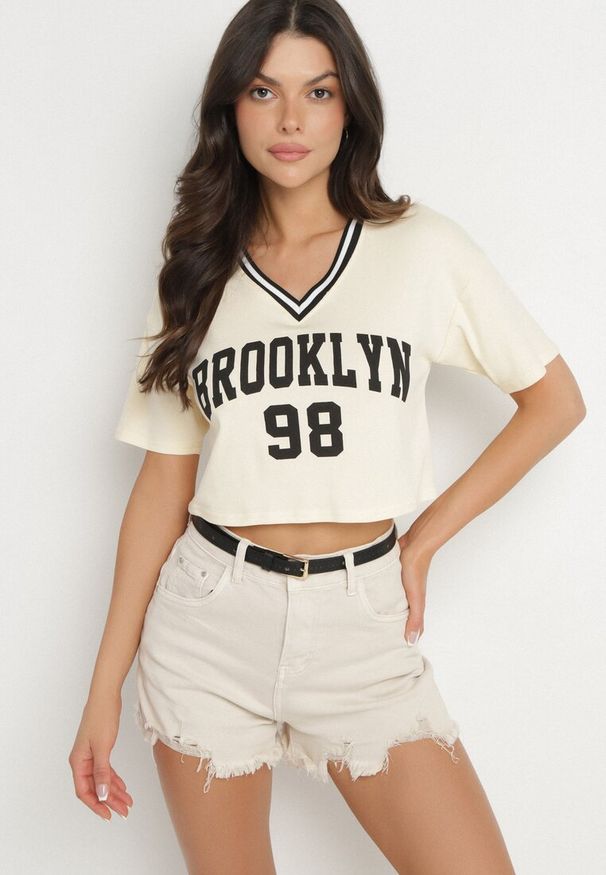 Born2be - Jasnobeżowy Bawełniany T-shirt z Napisem Nitanelia. Okazja: na co dzień. Kolor: beżowy. Materiał: bawełna. Wzór: napisy. Styl: casual