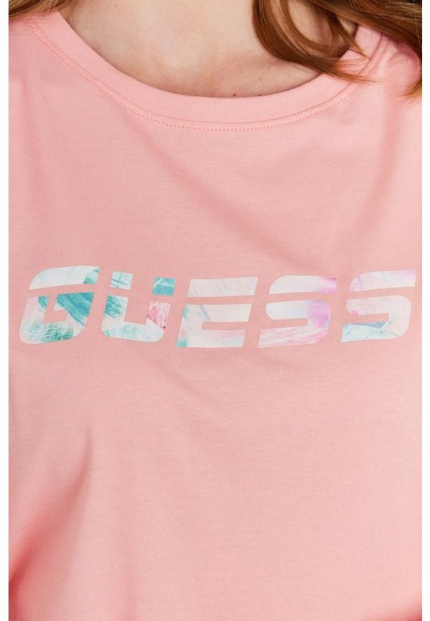 Guess - GUESS Brzoskwiniowy t-shirt damski z kolorowym logo. Kolor: różowy. Materiał: bawełna. Wzór: kolorowy