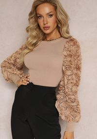 Renee - Beżowy Dopasowany Sweter z Bufiastymi Zdobionymi Rękawami Theoris. Kolor: beżowy. Materiał: wiskoza. Wzór: aplikacja #5