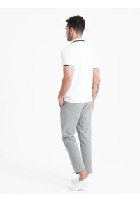 Ombre Clothing - Męska koszulka polo z elastanem z kontrastowymi elementami - biała V1. Okazja: do pracy, na co dzień. Typ kołnierza: polo. Kolor: biały. Materiał: elastan. Wzór: haft, paski. Styl: klasyczny, sportowy, casual #6