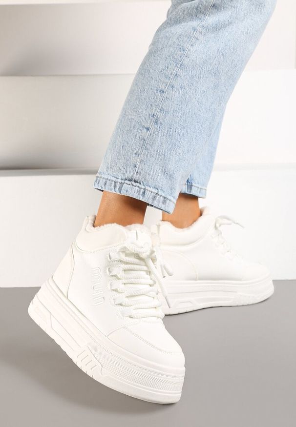 Born2be - Białe Sneakersy na Platformie Ocieplane Futrem Leanelitia. Okazja: na co dzień. Kolor: biały. Materiał: futro. Wzór: aplikacja, napisy. Obcas: na platformie