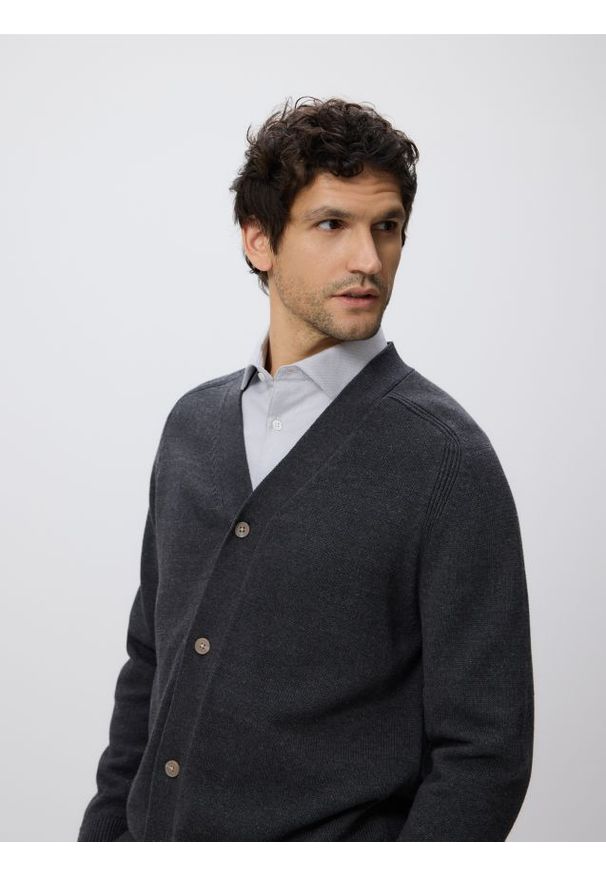 Reserved - Rozpinany kardigan - beżowy. Kolor: beżowy. Materiał: bawełna, dzianina