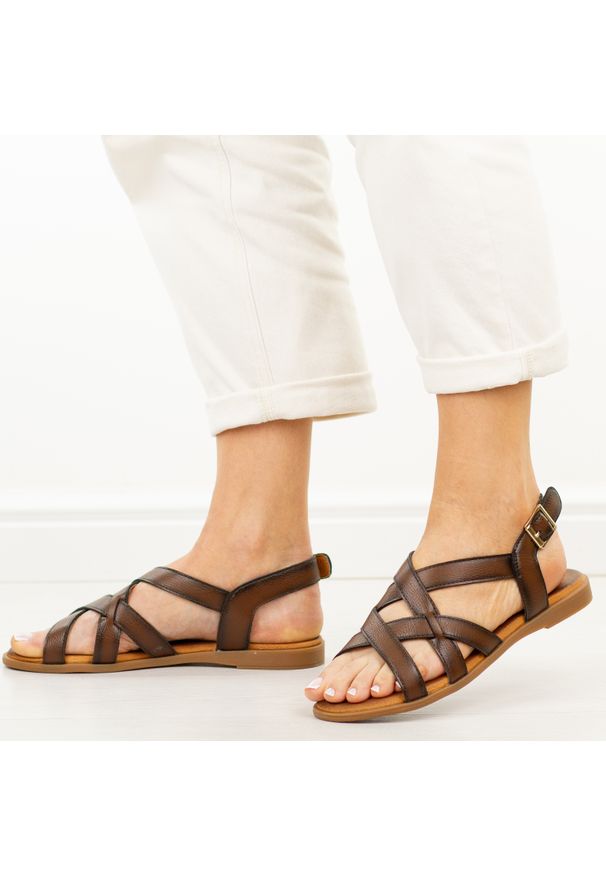 Brązowe skórzane płaskie sandały damskie Cambell 19393. Okazja: na co dzień. Zapięcie: pasek. Kolor: brązowy. Materiał: skóra. Wzór: aplikacja. Sezon: wiosna, lato. Obcas: na płaskiej podeszwie. Styl: elegancki, casual