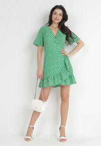 Born2be - Zielona Kopertowa Sukienka z Falbankami w Kwiaty Tirnya. Typ kołnierza: kołnierz z falbankami. Kolor: zielony. Wzór: kwiaty. Sezon: lato. Typ sukienki: kopertowe. Styl: wakacyjny #4