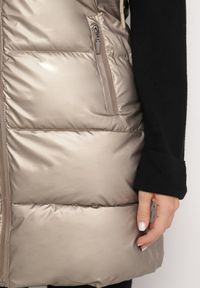 Born2be - Złota Pikowana Kamizelka Przejściowa z Kapturem i Kieszeniami Lentira. Okazja: na co dzień. Typ kołnierza: kaptur. Kolor: złoty. Materiał: jeans. Styl: casual, klasyczny #4