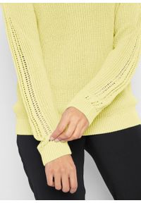 Sweter z dekoltem w łódkę i ażurowym wzorem w rękawach bonprix jasna limonka. Kolor: żółty. Materiał: materiał, bawełna, akryl. Długość rękawa: długi rękaw. Długość: długie. Wzór: ażurowy #6