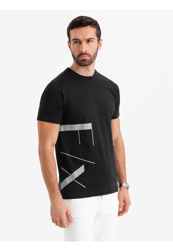 Ombre Clothing - Męska koszulka z bawełnianego jerseyu z dużym bocznym napisem – czarna V1 - Rozmiar: XL. Okazja: na co dzień. Kolor: czarny. Materiał: jersey, bawełna. Wzór: napisy. Styl: klasyczny, sportowy, casual