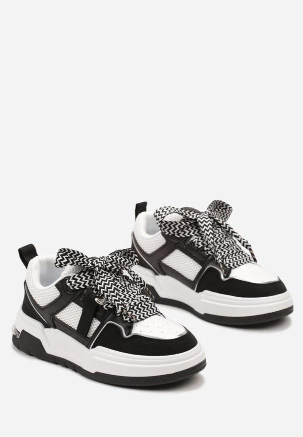 Renee - Czarne Sneakersy z Ozdobnymi Sznurówkami i Grubą Podeszwą Klorimia. Kolor: czarny