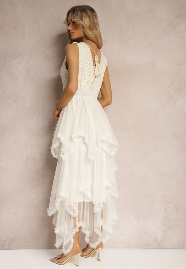 Renee - Beżowa Asymetryczna Sukienka Kopertowa z Wiązaniem na Plecach Driolla. Okazja: na co dzień, na imprezę. Typ kołnierza: dekolt w kształcie V. Kolor: beżowy. Typ sukienki: asymetryczne, kopertowe. Styl: casual, elegancki