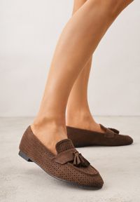 Renee - Brązowe Perforowane Mokasyny z Imitacji Zamszu Zdobione Frędzlami Vaeliane. Okazja: na co dzień. Kolor: brązowy. Materiał: zamsz. Wzór: aplikacja. Styl: casual, elegancki #1