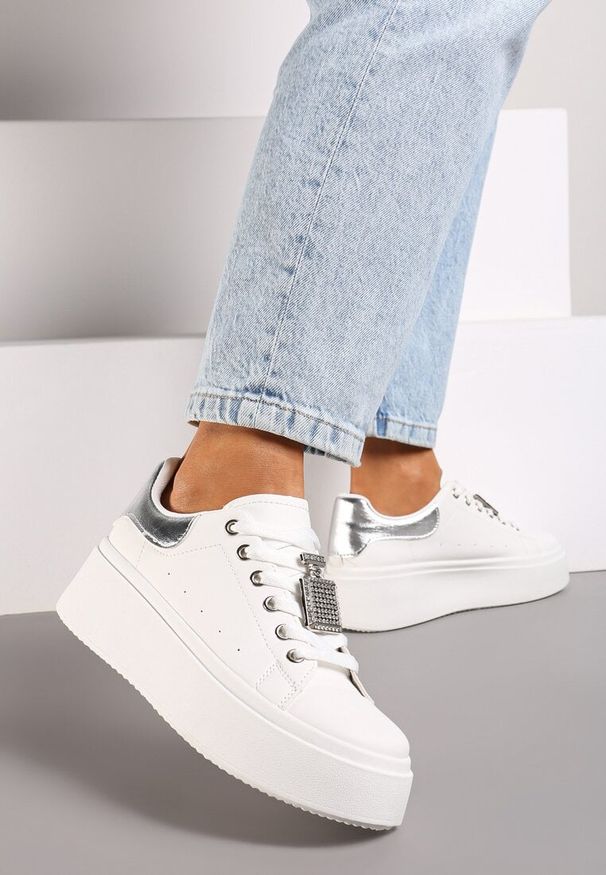Renee - Biało-Srebrne Sneakersy na Platformie Ozdobione Cyrkoniami i Aplikacją 3D Daneria. Nosek buta: okrągły. Zapięcie: sznurówki. Kolor: biały. Materiał: materiał. Wzór: aplikacja. Obcas: na platformie. Wysokość obcasa: niski