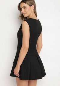 Born2be - Czarna Rozkloszowana Sukienka z Wycięciem przy Dekolcie Atarinea. Okazja: na co dzień. Kolor: czarny. Wzór: aplikacja. Typ sukienki: proste. Styl: casual