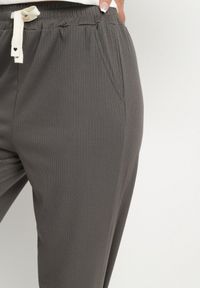 Born2be - Ciemnoszare Spodnie z Gumką w Pasie i Szeroką Nogawką Mironia. Okazja: na co dzień. Kolor: szary. Styl: casual, elegancki #4