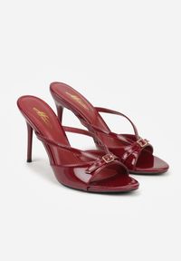 Renee - Bordowe Klapki na Szpilce z Paskami Klamerką i Lakierowanym Połyskiem Urneiros. Kolor: czerwony. Materiał: lakier. Wzór: aplikacja. Obcas: na szpilce. Styl: elegancki #4