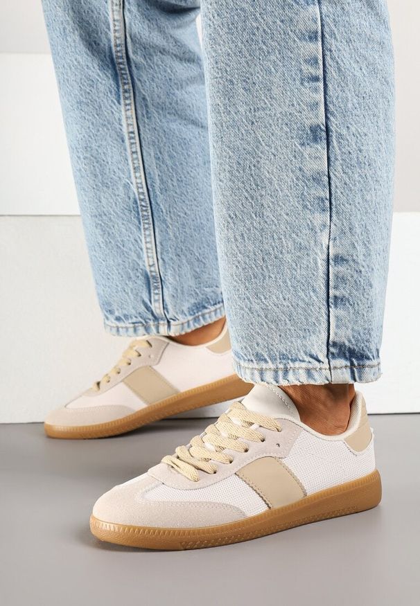 Renee - Beżowe Sneakersy Tenisówki w Kultowym Stylu Neolithaen. Okazja: na co dzień. Zapięcie: sznurówki. Kolor: beżowy. Materiał: jeans