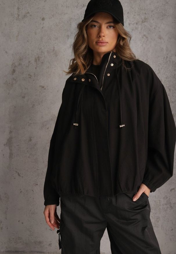 Renee - Czarna Oversizowa Kurtka Przejściowa o Kroju Bombki z Bawełny i Wiskozy Birana. Okazja: na co dzień. Typ kołnierza: kaptur. Kolor: czarny. Materiał: wiskoza, bawełna. Styl: casual