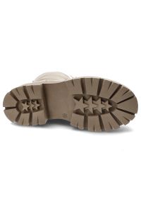 Beżowe Botki Karino Skórzane Eleganckie Buty Damskie. Okazja: na co dzień, do pracy. Kolor: beżowy. Materiał: skóra. Wzór: aplikacja. Styl: elegancki #9