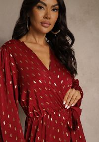 Renee - Bordowa Wiązana Sukienka o Kopertowym Kroju Zdobiona Metalicznym Printem Reinora. Kolor: czerwony. Wzór: nadruk, aplikacja. Typ sukienki: kopertowe #3
