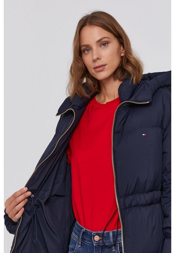 TOMMY HILFIGER - Tommy Hilfiger Kurtka puchowa damska kolor granatowy zimowa. Okazja: na co dzień. Kolor: niebieski. Materiał: puch. Wzór: gładki. Sezon: zima. Styl: casual