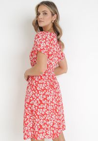 Born2be - Czerwona Sukienka z Wiskozy w Kwiaty i Gumką w Pasie Alixeme. Kolor: czerwony. Materiał: wiskoza. Wzór: kwiaty. Sezon: lato #4