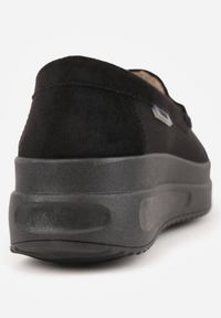 Renee - Czarne Mokasyny z Ekozamszu na Platformie Ozdobione Paseczkiem Adrancia. Kolor: czarny. Materiał: zamsz. Wzór: aplikacja. Obcas: na platformie #5
