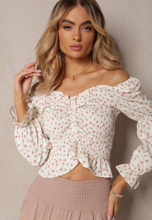 Renee - Biało-Różowa Marszczona Bluzka Przeszyta Gumkami z Falbankami Vlinda. Okazja: na randkę, na co dzień. Typ kołnierza: kołnierz z falbankami. Kolor: biały. Materiał: jeans. Długość rękawa: długi rękaw. Długość: długie. Wzór: kwiaty. Styl: elegancki, casual