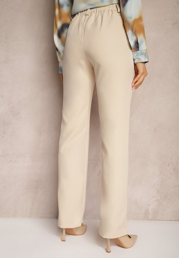 Renee - Beżowe Spodnie Garniturowe z Wysokim Stanem i Gumką w Pasie Casemea. Okazja: na co dzień. Stan: podwyższony. Kolor: beżowy. Styl: casual, elegancki