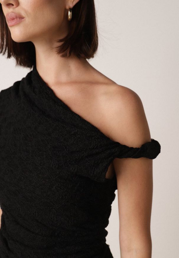 Born2be - Czarna Koronkowa Bluzka o Asymetrycznym Kroju na Jedno Ramię Nerasos. Kolor: czarny. Materiał: koronka