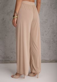 Renee - Beżowe Szerokie Spodnie High Waist z Prążkowanej Tkaniny z Ozdobnym Guzikiem Dalifa. Stan: podwyższony. Kolekcja: plus size. Kolor: beżowy. Materiał: tkanina, prążkowany. Długość: krótkie. Styl: glamour #4