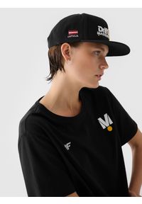 4f - Czapka z daszkiem snapback uniseks 4F x Drift Masters - czarna. Kolor: czarny. Materiał: wełna, materiał, syntetyk. Wzór: haft