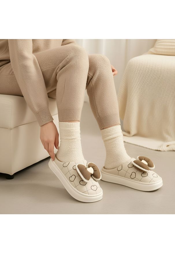 Beżowe Kapcie Filippo Ciepłe Damskie Buty Po Domu. Okazja: do domu. Kolor: beżowy. Materiał: futro. Wzór: aplikacja. Sezon: zima. Styl: elegancki