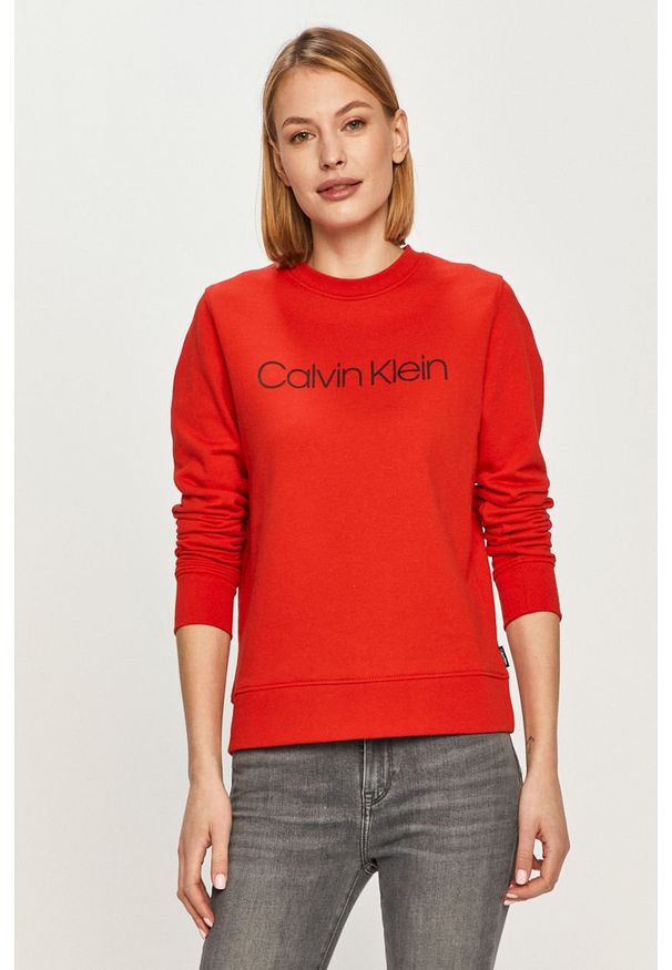 Calvin Klein - Bluza bawełniana. Okazja: na co dzień. Typ kołnierza: bez kaptura. Kolor: czerwony. Materiał: bawełna. Wzór: nadruk. Styl: casual