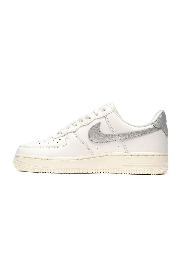 Buty sportowe damskie Nike W AIR FORCE 1 '07 ESS TRND. Kolor: biały. Model: Nike Air Force
