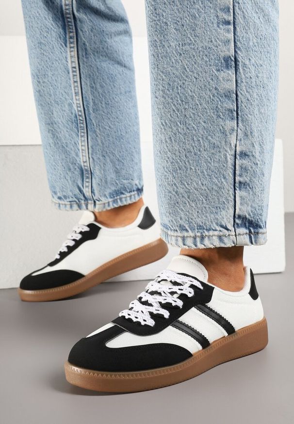 Renee - Czarno-Białe Sneakersy Tenisówki z Przeszyciami Lurivia. Okazja: na co dzień. Kolor: czarny. Materiał: jeans