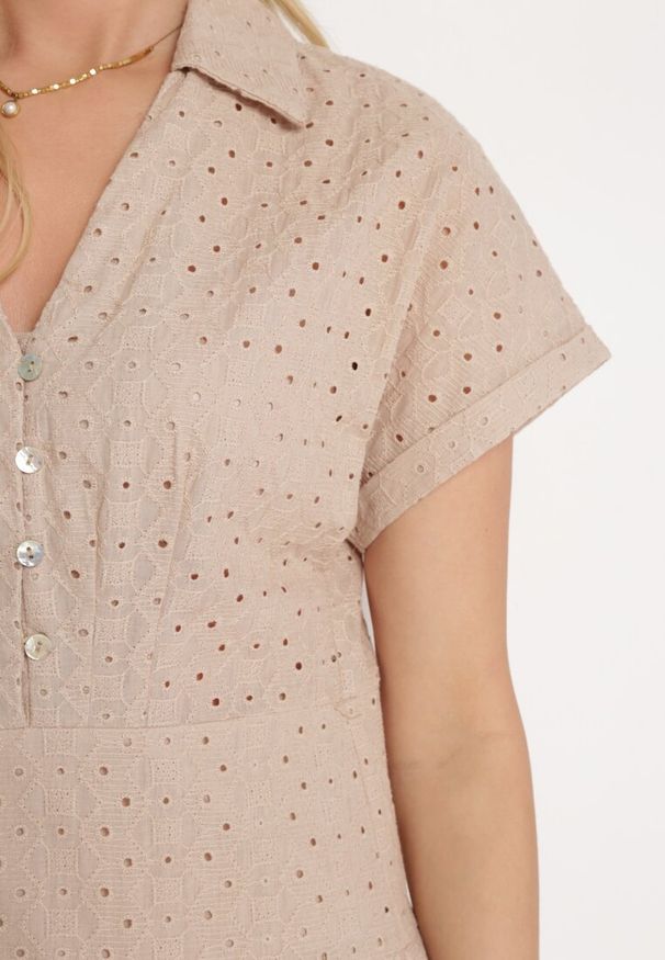 Born2be - Beżowa Bawełniana Sukienka o Ażurowym Wykończeniu z Krótkim Rękawem Zapinana na Guziki Kataria. Okazja: na co dzień. Typ kołnierza: dekolt w serek. Kolor: beżowy. Materiał: bawełna. Długość rękawa: krótki rękaw. Wzór: ażurowy. Typ sukienki: proste. Styl: klasyczny, casual