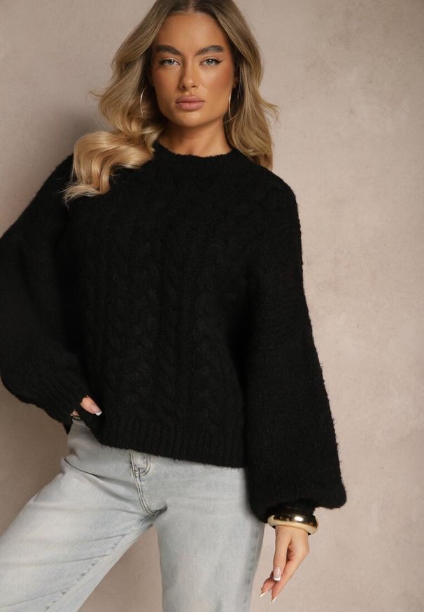 Renee - Czarny Sweter z Wełną o Eleganckim Warkoczowym Splotem Makkaria. Okazja: na co dzień, na spacer. Kolor: czarny. Materiał: wełna. Długość rękawa: długi rękaw. Długość: długie. Wzór: ze splotem. Sezon: jesień. Styl: elegancki