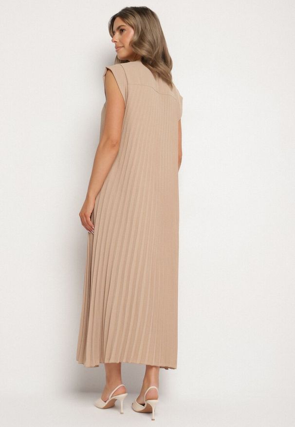 Born2be - Beżowa Plisowana Sukienka Mavence. Okazja: na co dzień. Kolor: brązowy. Wzór: nadruk. Styl: klasyczny, casual