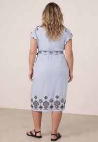 Born2be - Niebieska Wiskozowa Sukienka Koszulowa Zdobiona Haftem i Wiązanym Paskiem Telonesa. Okazja: na co dzień. Kolekcja: plus size. Kolor: niebieski. Materiał: wiskoza. Wzór: aplikacja, haft. Typ sukienki: koszulowe. Styl: casual #7