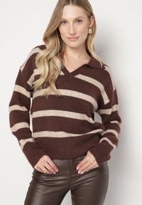 Born2be - Brązowy Sweter w Paski z Wełną i Dekoltem z Kołnierzykiem Tevana. Okazja: na co dzień. Typ kołnierza: dekolt w serek. Kolor: brązowy. Materiał: wełna. Wzór: paski. Styl: elegancki, casual, klasyczny
