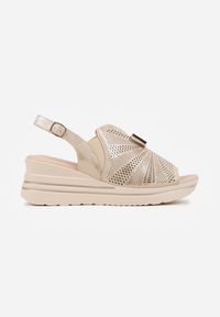 Born2be - Złote Skórzane Sandały na Koturnie z Perforacją i Metaliczną Aplikacją Zaehiesh. Okazja: na co dzień. Zapięcie: pasek. Kolor: złoty. Wzór: aplikacja. Materiał: skóra. Sezon: lato. Obcas: na koturnie. Styl: klasyczny, casual. Wysokość obcasa: średni #8