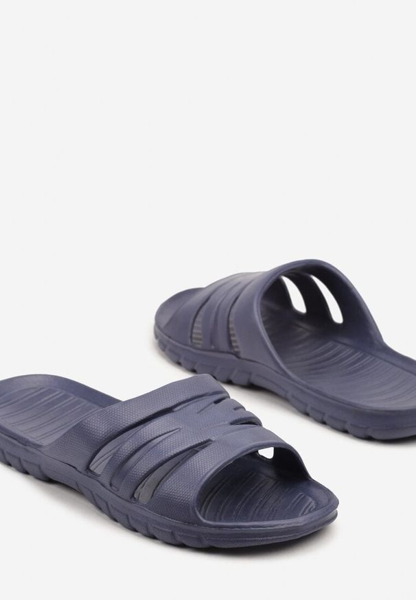 Born2be - Granatowe Klapki z Pianki Zdobione Wycięciami Neoviria. Okazja: na co dzień, na plażę. Kolor: niebieski. Wzór: aplikacja. Styl: casual, klasyczny, wakacyjny