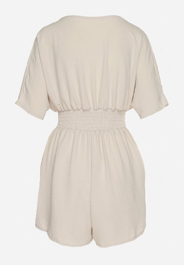 Born2be - Beżowy Kombinezon z Zakładkowym Dekoltem i Gumką w Talii Belandrea. Okazja: na co dzień. Kolor: beżowy. Materiał: jeans. Długość rękawa: krótki rękaw. Długość: krótkie. Sezon: lato. Styl: casual, elegancki, sportowy