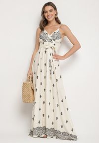 Born2be - Kremowo-Czarna Bawełniana Sukienka Rozkloszowana z Kopertowym Dekoltem i Wiązaniem Revevra. Okazja: na randkę, na co dzień. Typ kołnierza: dekolt kopertowy. Kolor: beżowy. Materiał: bawełna. Długość rękawa: na ramiączkach. Typ sukienki: kopertowe. Styl: casual #1