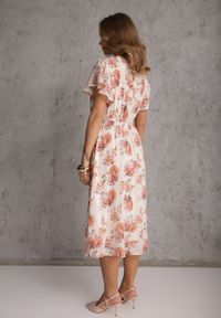 Renee - Różowa Kopertowa Sukienka z Wiązaniem w Talii Zdobiona Brokatem Plumse. Okazja: na randkę. Kolor: różowy. Wzór: aplikacja. Sezon: lato. Typ sukienki: kopertowe. Styl: glamour #6